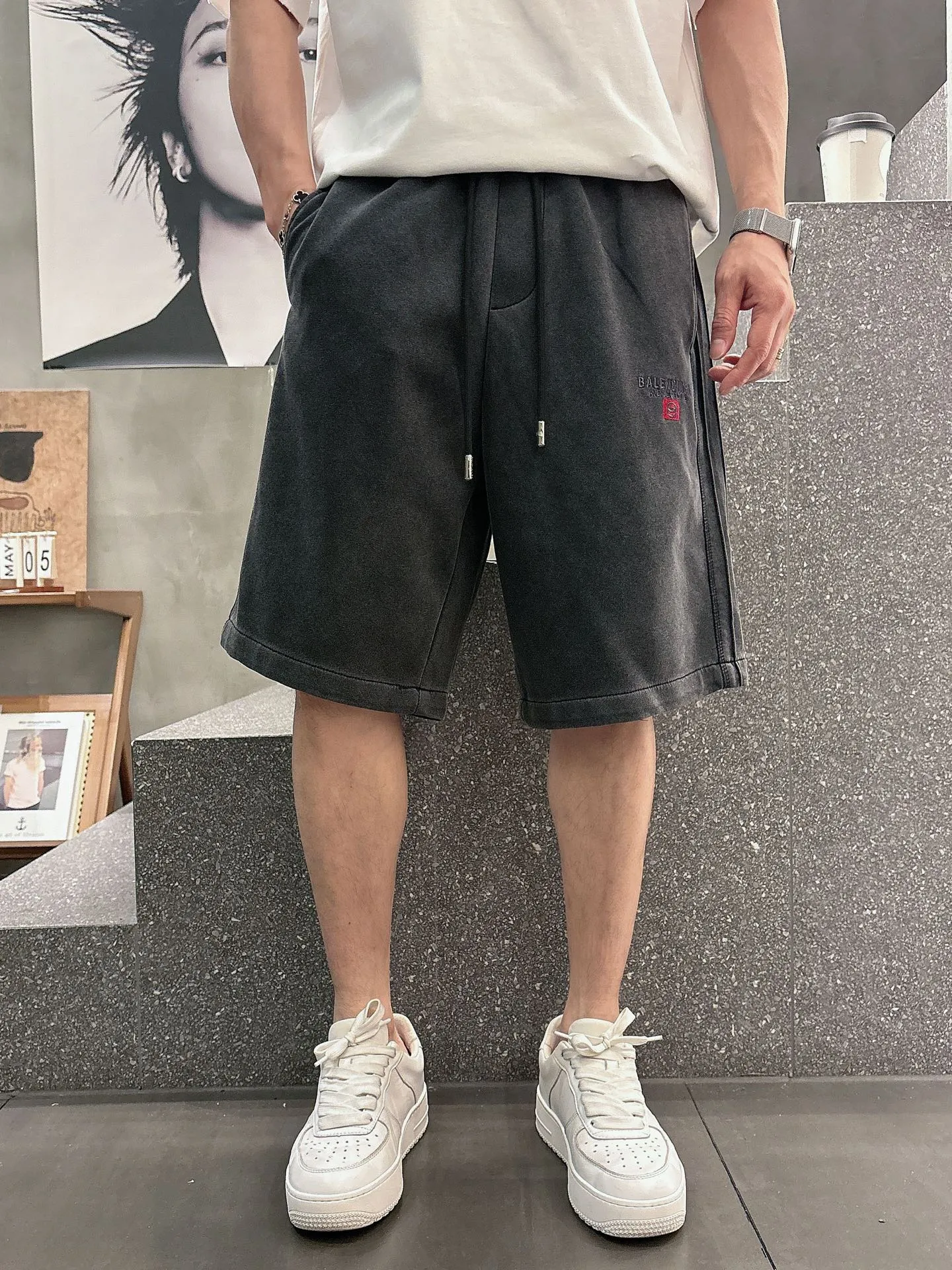 Balenciaga's three-standard complete 2026 summer New Arrival men's casual shorts, advanced custom-made Breathable fabric, Breathable fabric, extremely stretchy and comfortable, impeccable details, top-grade accessories, original logo design concept, delicate and soft feel! The upper body fit is awesome! Size: M-XXXL Please state your height and weight when ordering